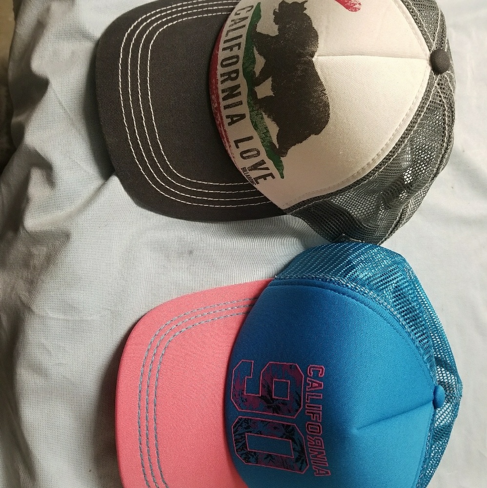 2 snapback hats